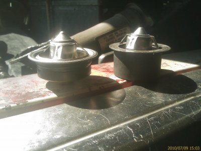 Chineese Jobber Thermostat on the right, Ford on the left.jpg